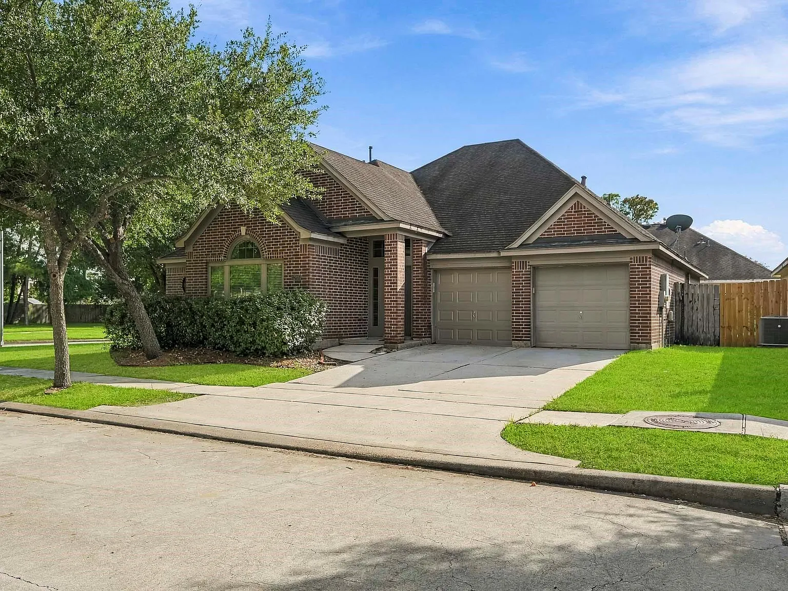 3 bed, 2.0 bath, 1915 sqft, $2,225 — Photo 2