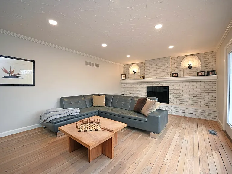 8365 Squirrelridge Dr — Photo 14