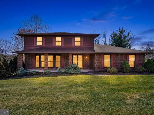 3745 Starview Dr, York, PA 17402