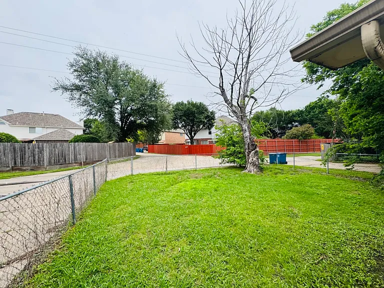 8513 Kensington Dr — Photo 12