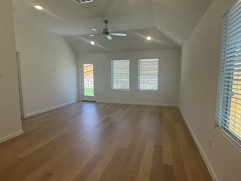 176 Hornet St — Photo 8