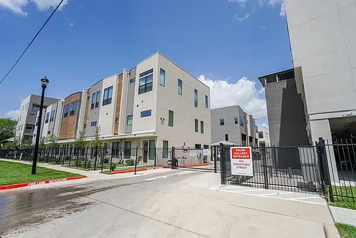 2401 Crawford St Photo 1
