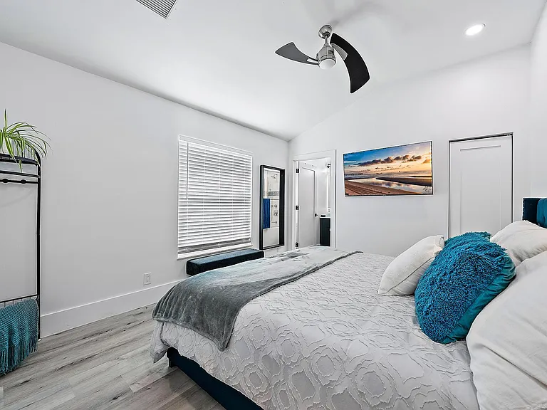 596 N Cypress Dr — Photo 23