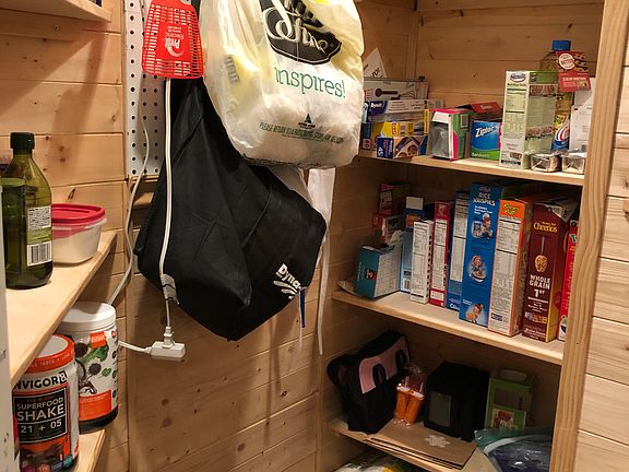 Walk-in pantry 