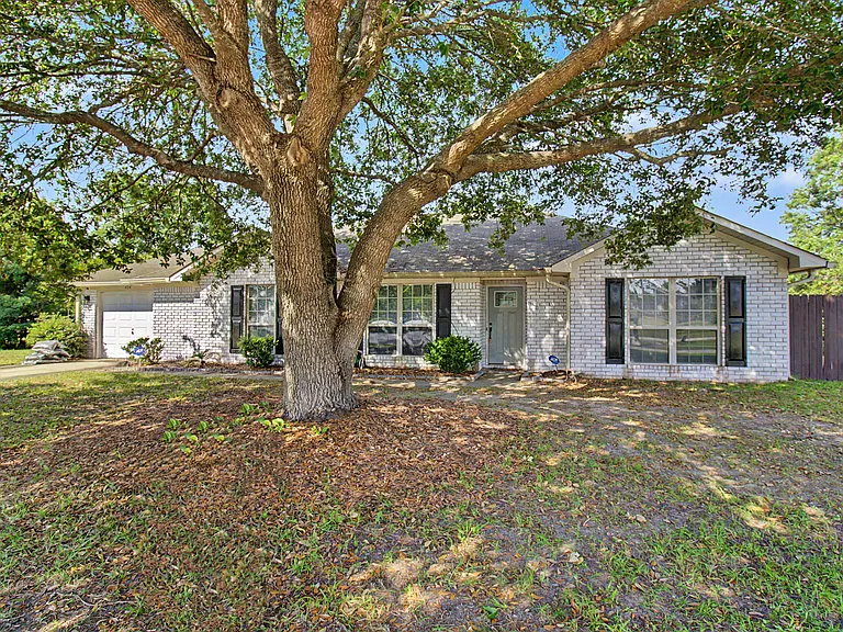 404 Clairemore Cir — Photo 2