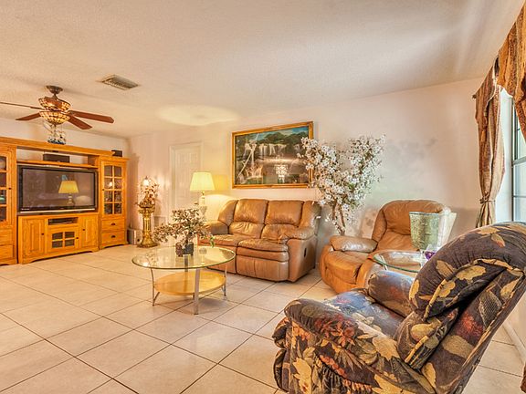 5th image of 2632 Woodland Dr