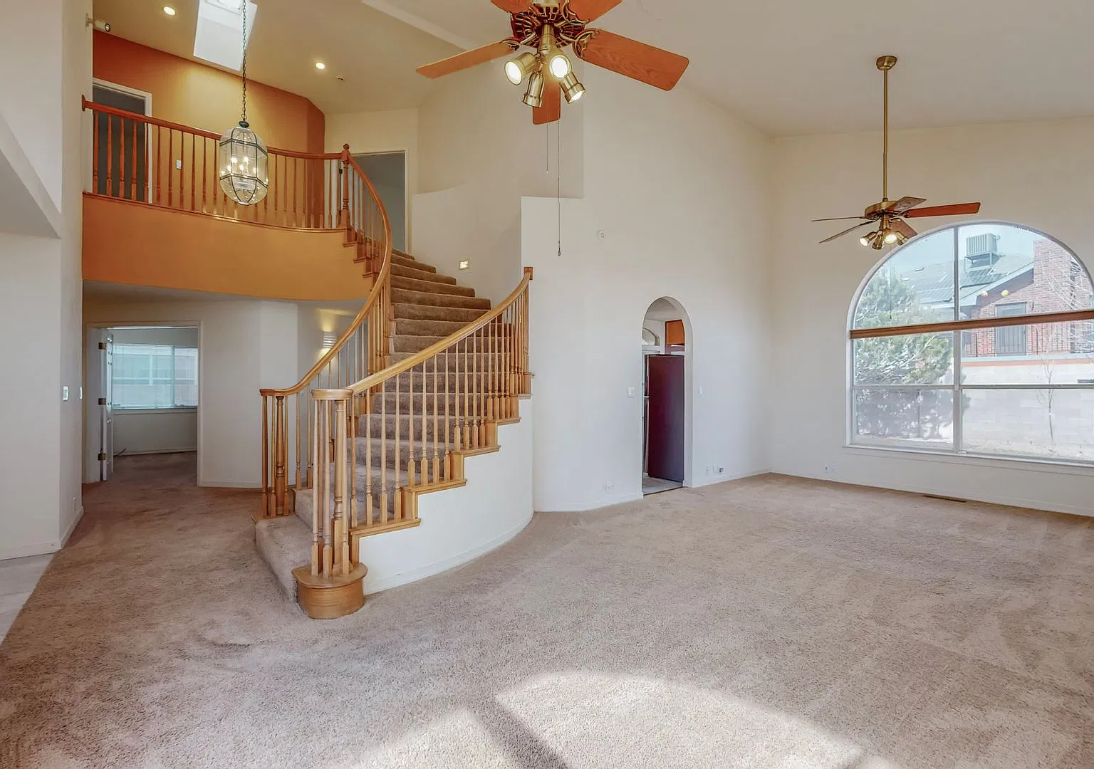 2 story 4 bedroom — Photo 3