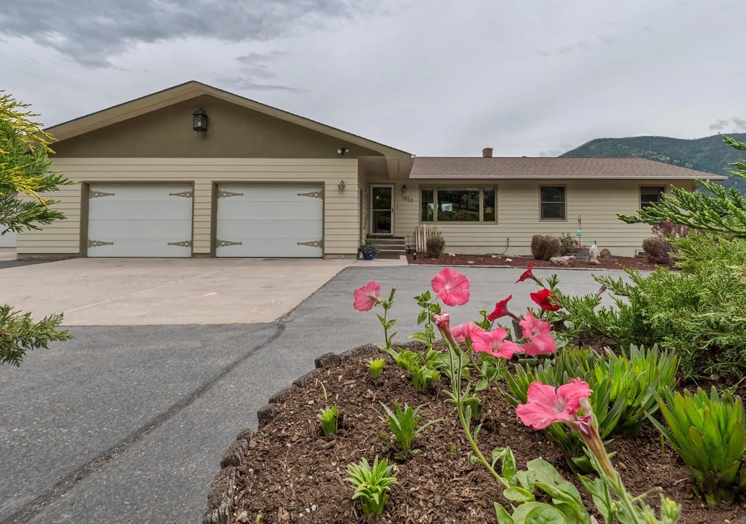 Large Corner Lot Home - 4 bed - 3 bath — Photo 4