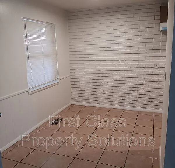 1731 NW 32nd St #11 — Photo 7
