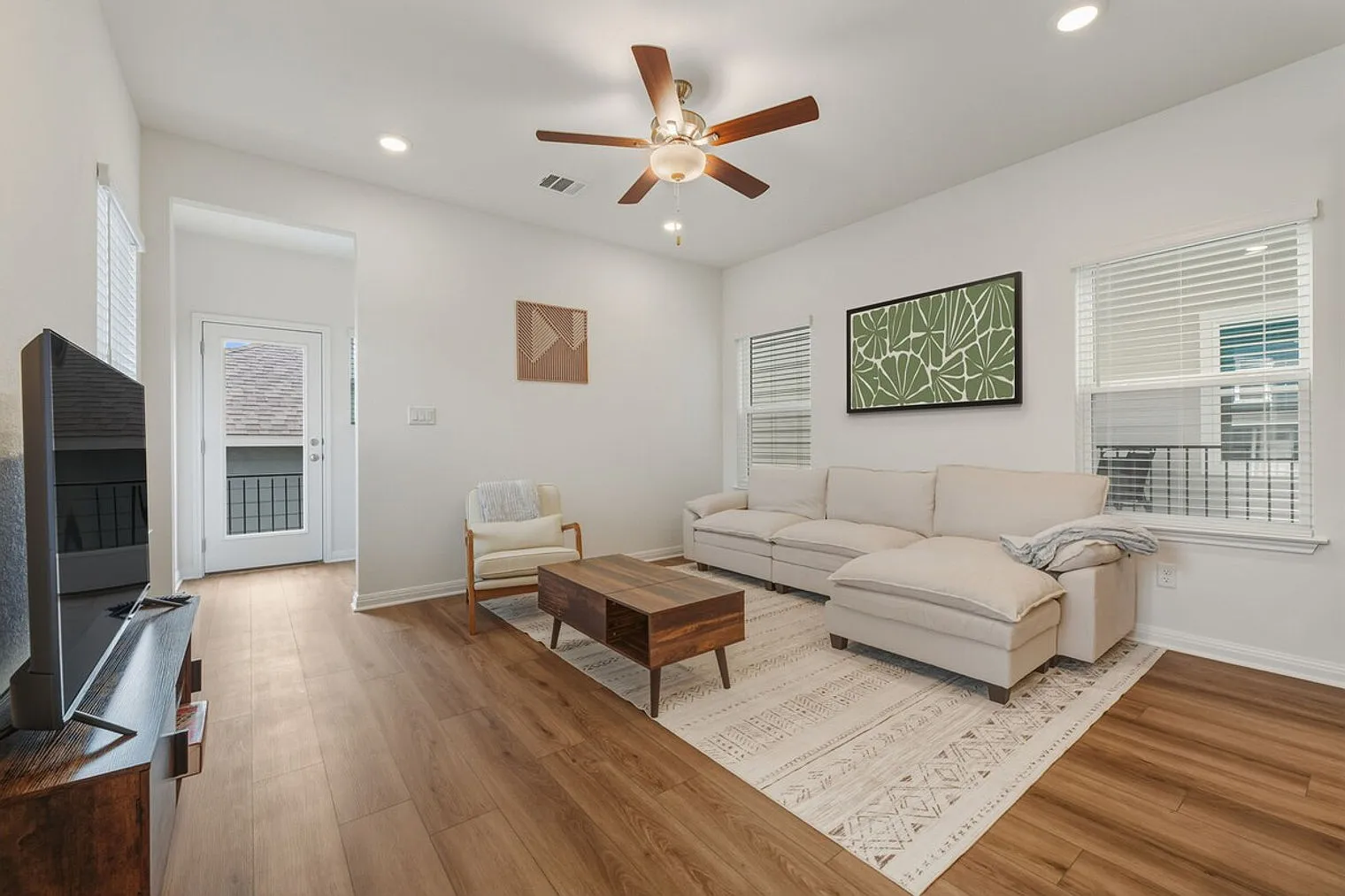 4 bed, 3.5 bath, $5,984 — Photo 1