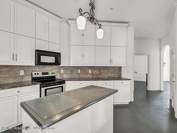 Image 5: Kitchen