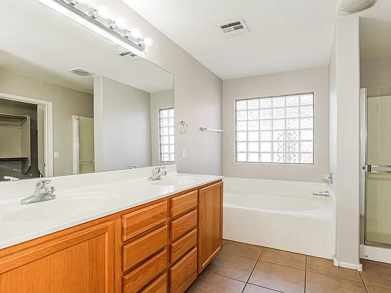 7814 S 72nd Ln — Photo 11