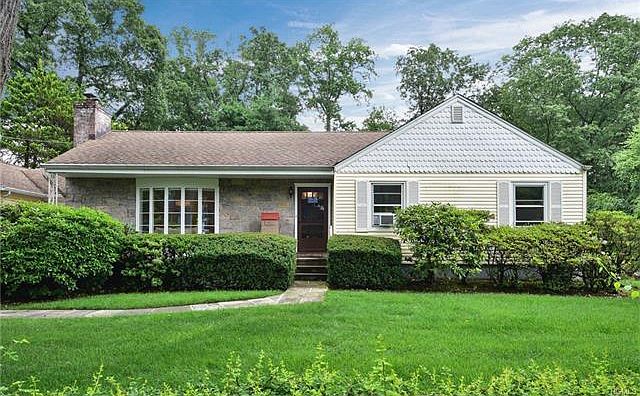 1st image of 12 Blackthorn Ln