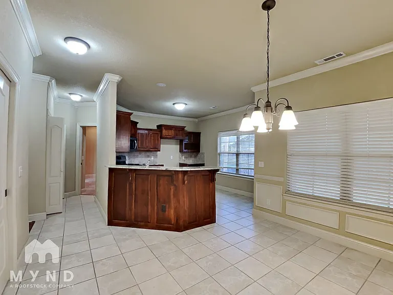 100 NE Larkspur Ln — Photo 2