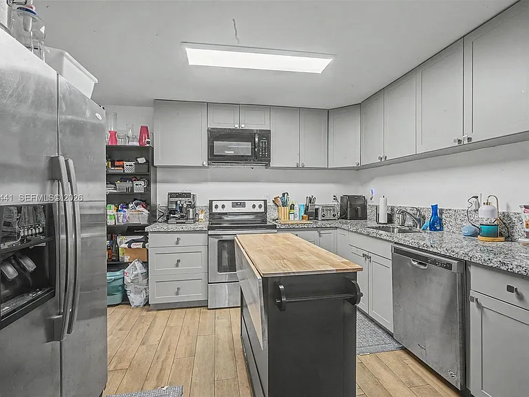 5910 SW 62nd Ter — Photo 8