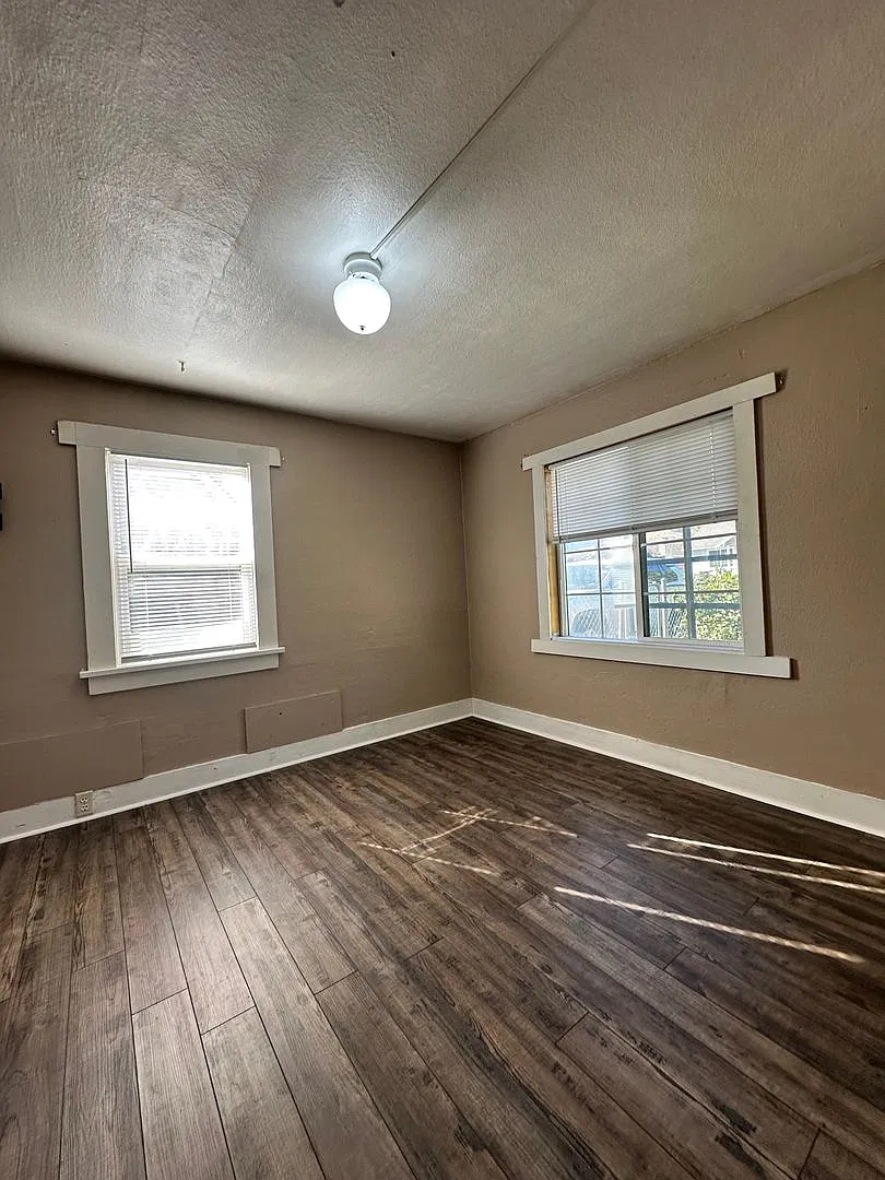Charming 2-Bedroom Home with Spacious Yard — Photo 4