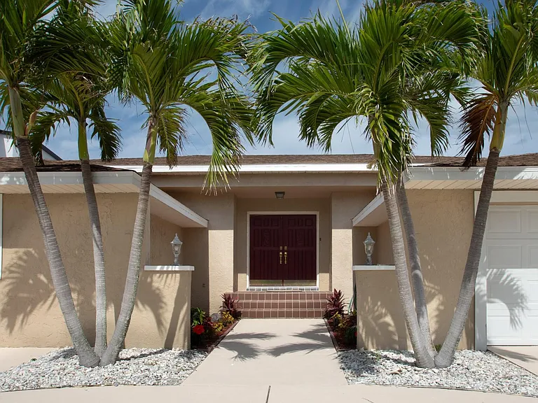 2504 Hibiscus Dr — Photo 1