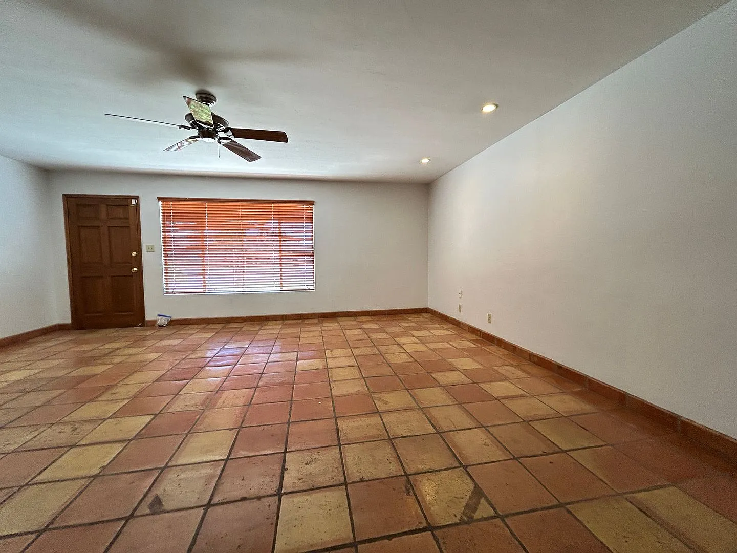 Beautiful Red Brick Home On A Large Cul-de-Sac Lot Near Camelback Road. — Photo 3