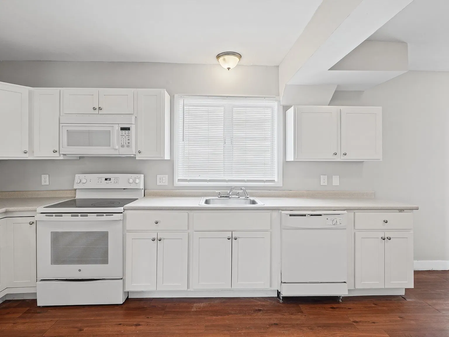 3 bed, 1.0 bath, 1500 sqft, $2,900 — Photo 4