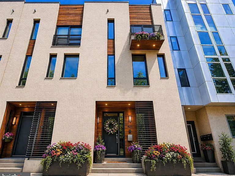 421 Wallace St — Photo 1
