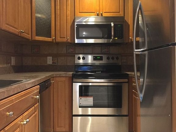 4th image of 223 Scholes St #1