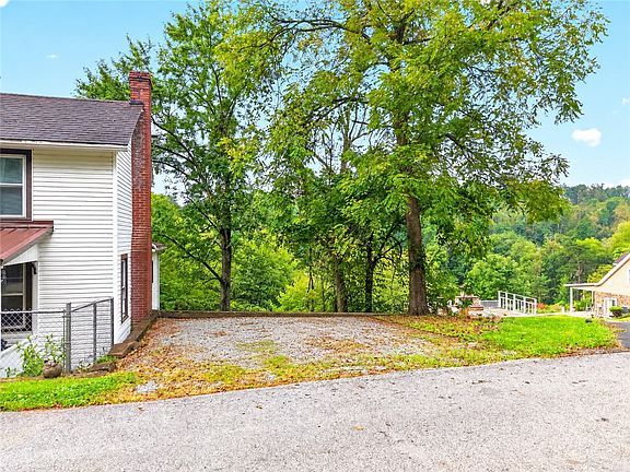 3rd image of 223 Lenkey Rd
