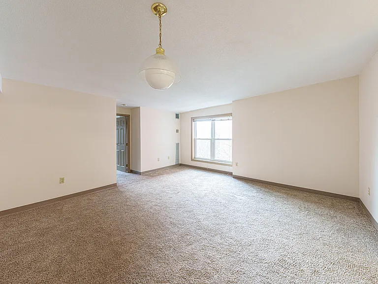 Oxford Court Apartments — Photo 8
