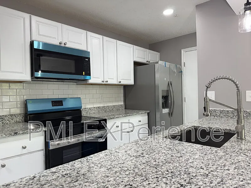 3 bed, 2.0 bath, 978 sqft, $2,450 — Photo 4