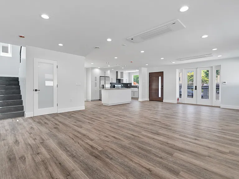 11613 Burbank Blvd — Photo 4