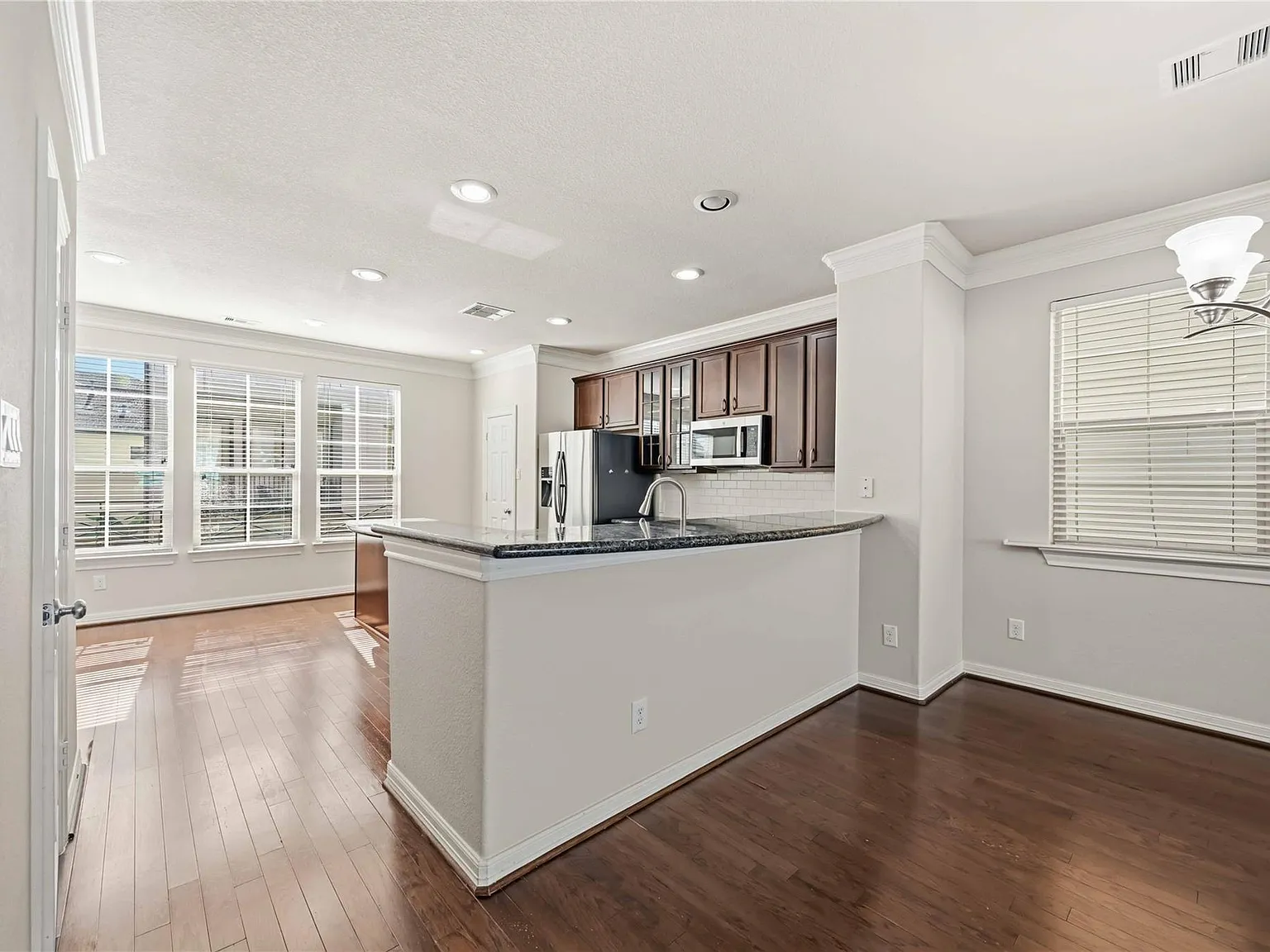 3 bed, 2.5 bath, 1880 sqft, $2,600 — Photo 1