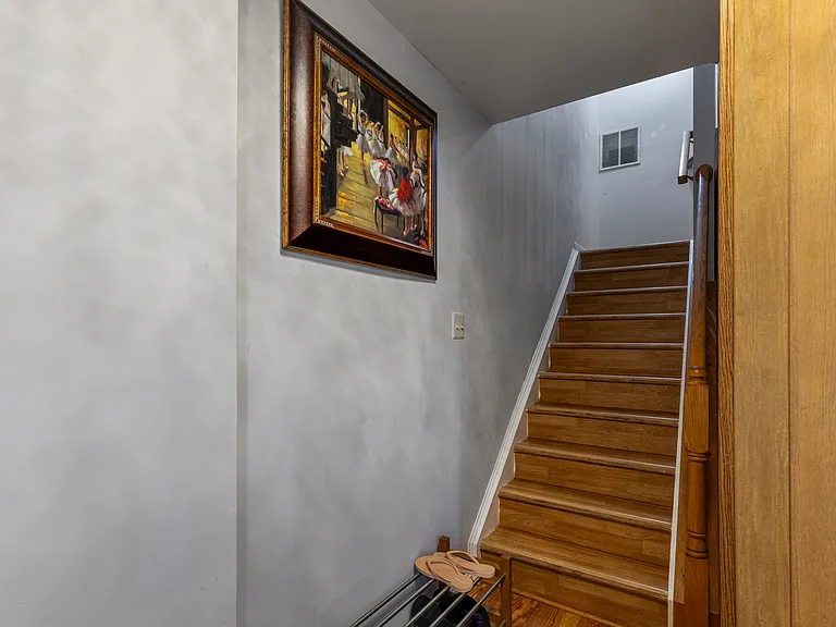 22950 Regent Ter — Photo 2