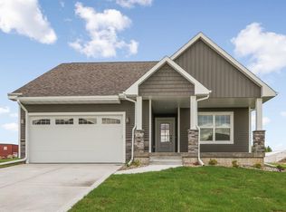 1812 Lakeview Dr, Pella, IA 50219