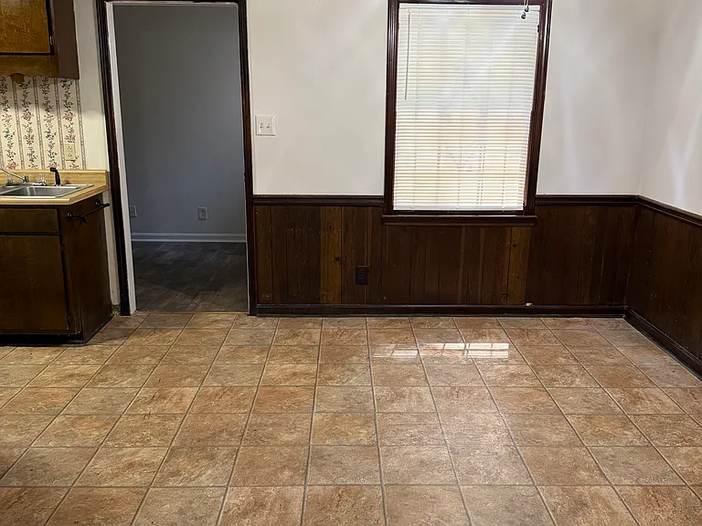1863 Crestview Dr — Photo 3