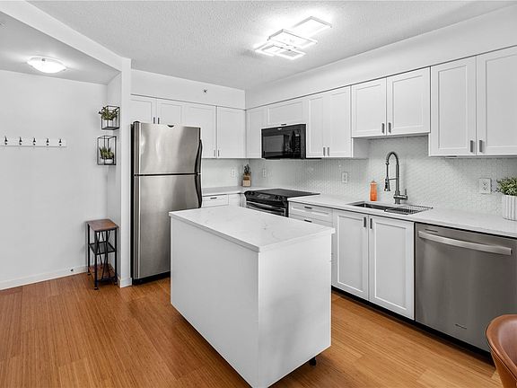 4th image of 751 Fairfield Rd #501