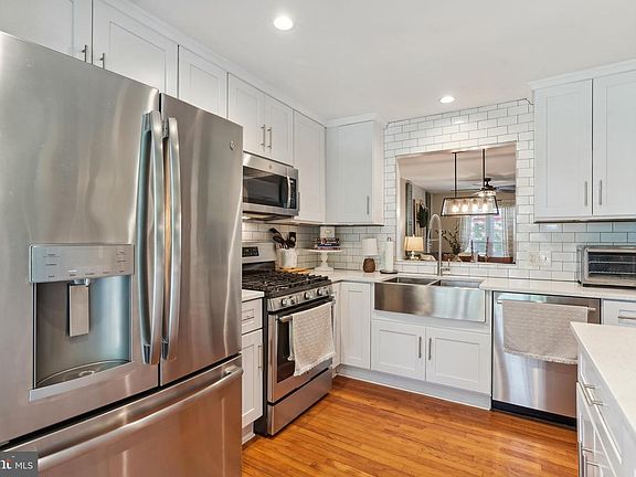 3rd image of 329 Bridle Crest Sq NE
