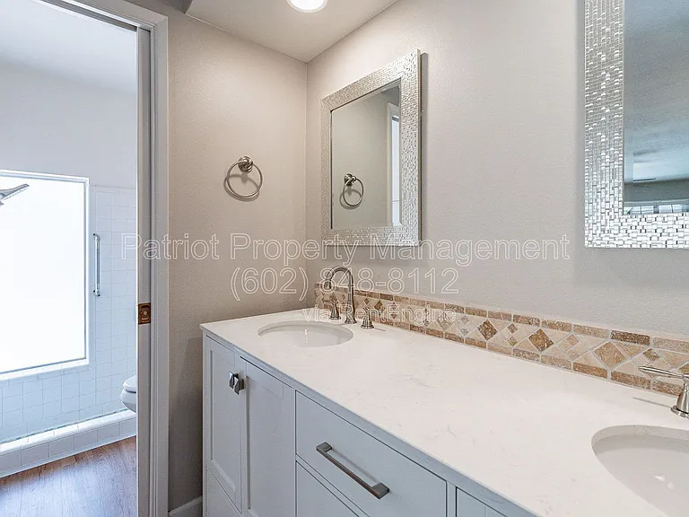 110 W Seldon Ln — Photo 32