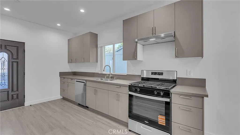 3 bed, 2.5 bath, 1300 sqft, $3,800 — Photo 4