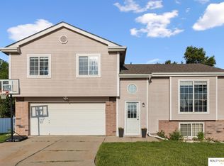 1104 Apache Cir, Papillion, NE 68046