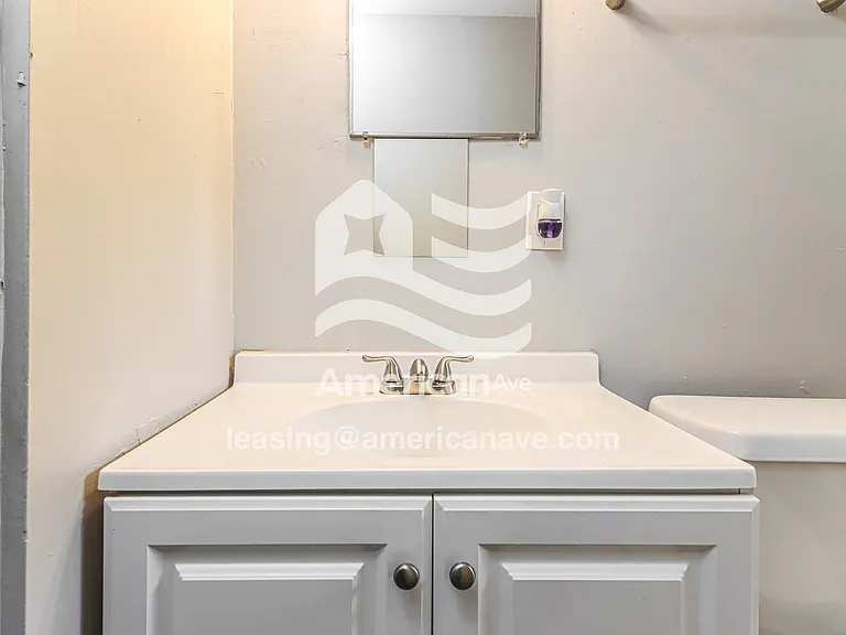 896733_013_bathroom_13.jpg