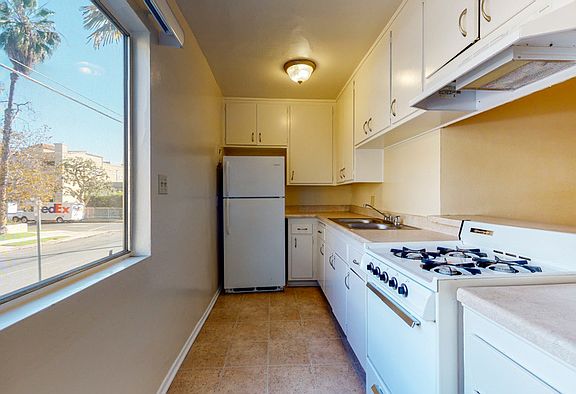 2nd image of 1025 Granville Ave APT 1