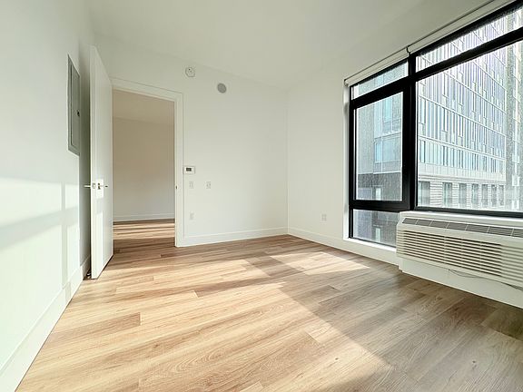 4th image of 228 E 135th St #702