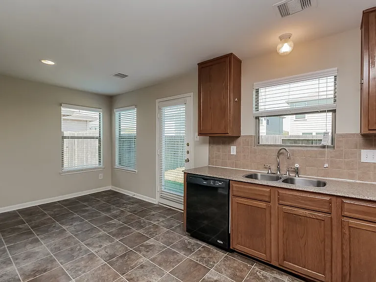 20730 Dickinson Manor Ln — Photo 4