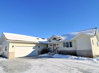 412 Maple Ln, Roseau, MN 56751