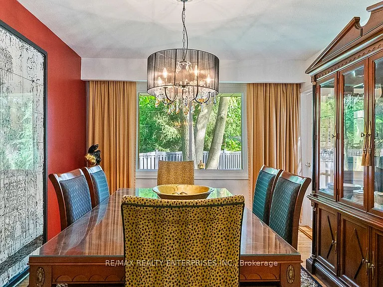 1373 Queen Victoria Ave — Photo 10