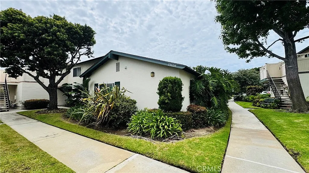 3 bed, 1075 sqft, $3,500 — Photo 3