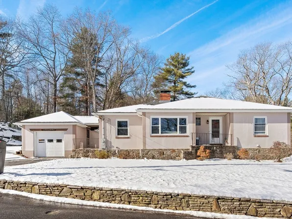 1 Villa Dr, Hopedale, MA 01747