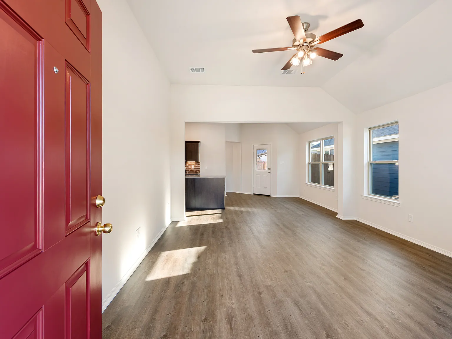 3 bed, 1272 sqft, $1,900 — Photo 3