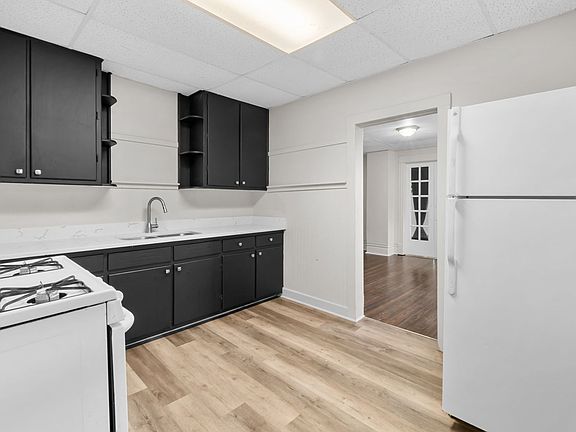 3rd image of 100 W 19th St