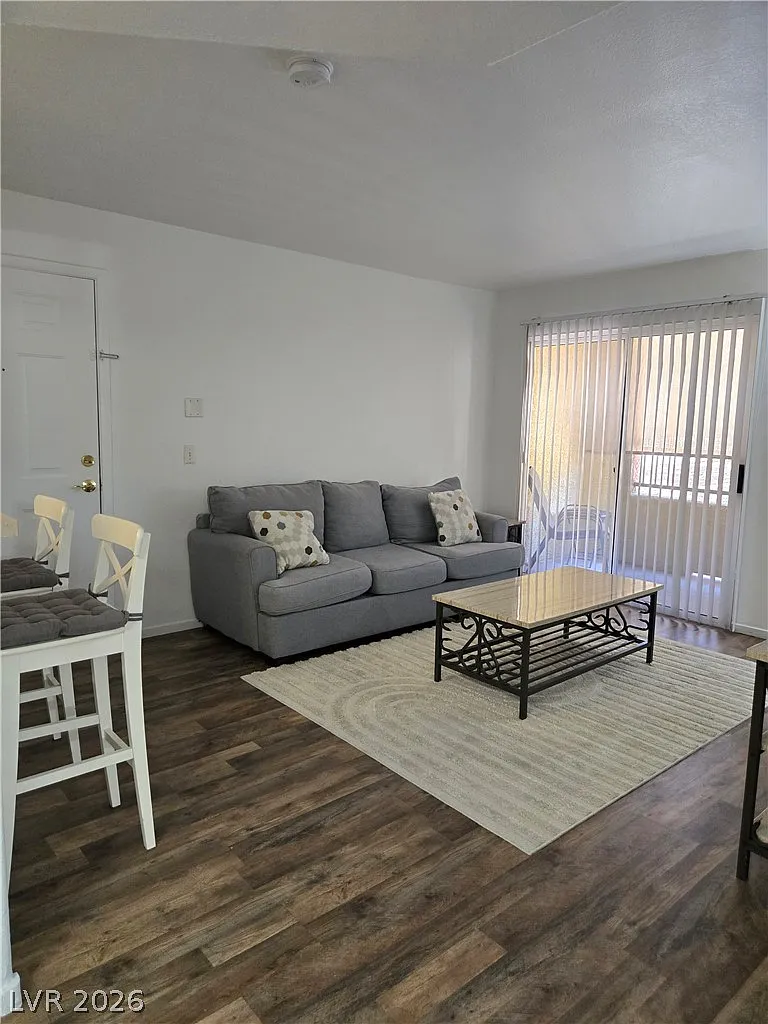 1 bed, 1.0 bath, 720 sqft, $1,100 — Photo 2