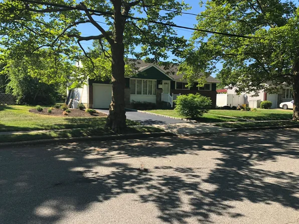21 Pickwick Dr, Old Bethpage, NY 11804